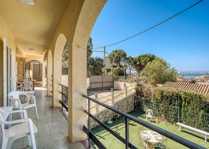 Vakantiehuis House In With Pool Near La Punta