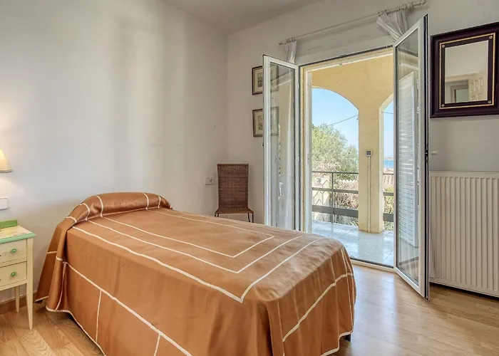 Vakantiehuis House In With Pool Near La Punta Roses